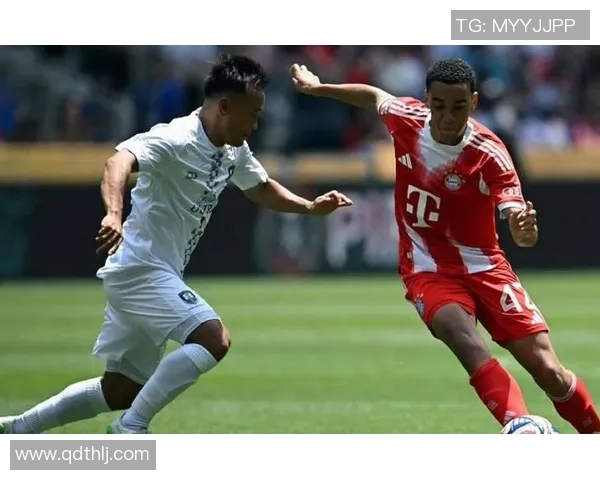 足球明星进球瞬间双人庆祝动作图集展现激情与默契的完美结合